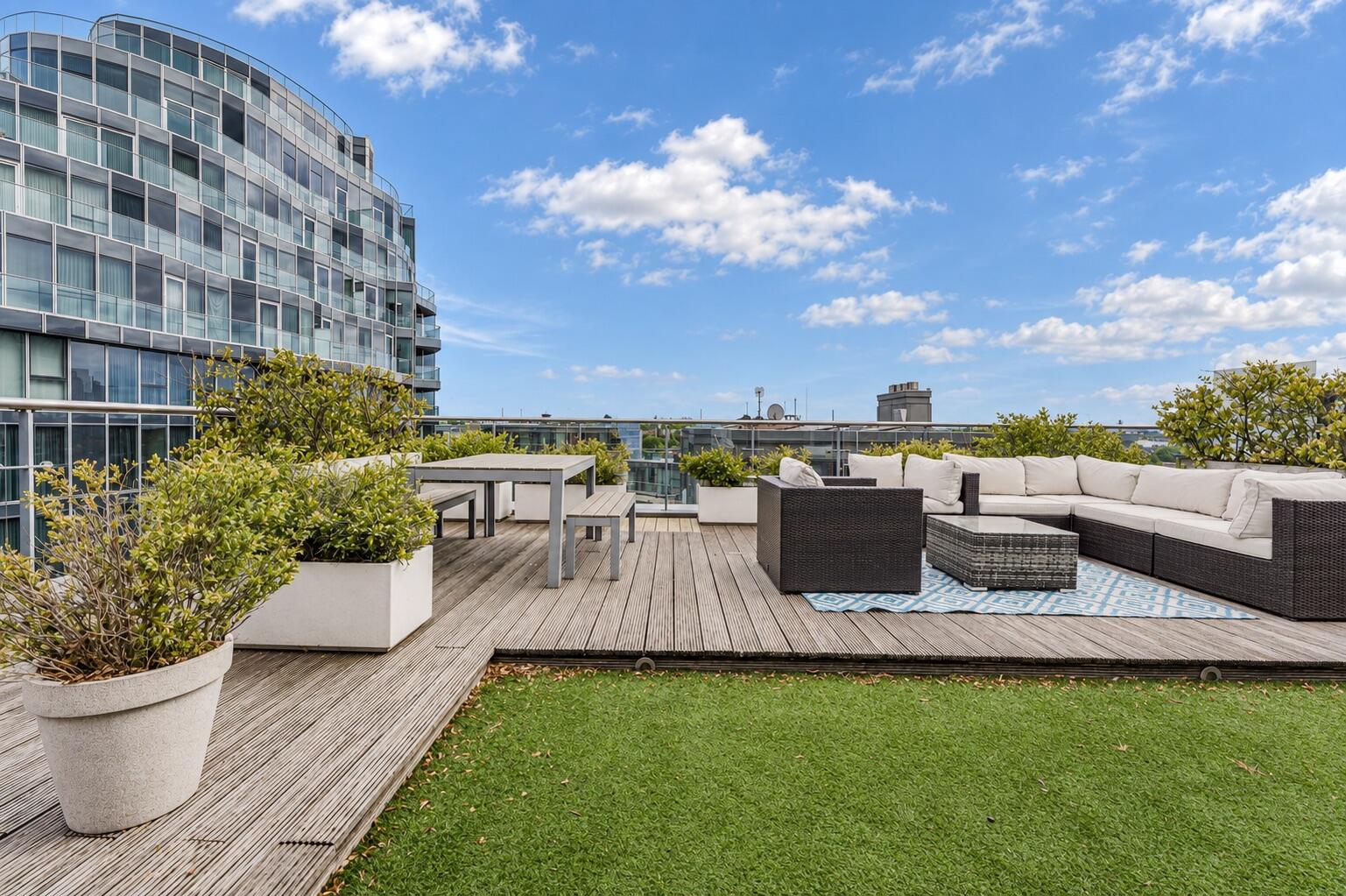 3 bed property in Battersea Reach, London